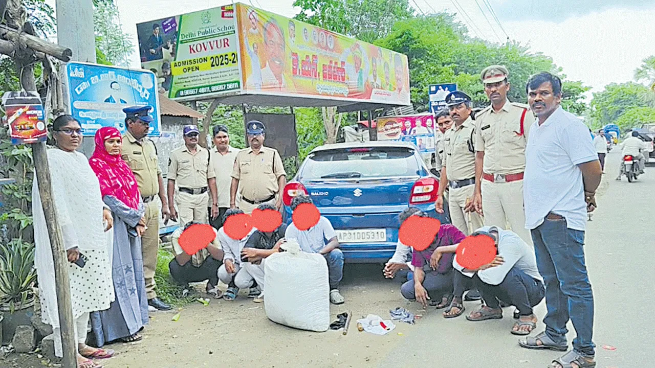 దోపిడీకి బయలుదేరి.. గంజాయితో పట్టుబడి...