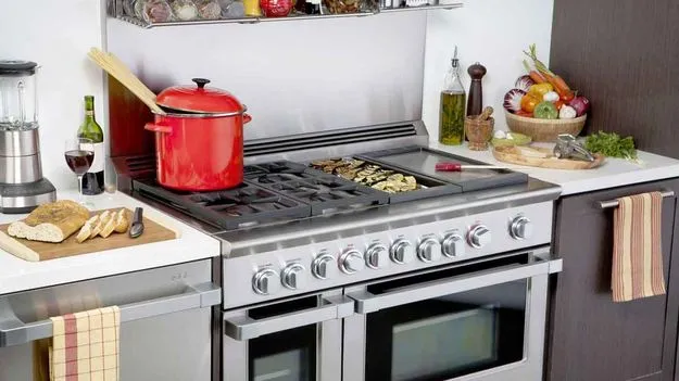 Kitchen Tips: పొరపాటున కూడా గ్యాస్ స్టవ్ దగ్గర ఈ వస్తువులు ఉంచకండి.. ప్రమాదం..!