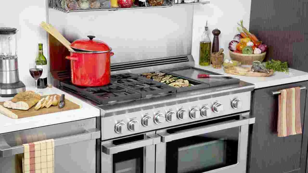Kitchen Tips: పొరపాటున కూడా గ్యాస్ స్టవ్ దగ్గర ఈ వస్తువులు ఉంచకండి.. ప్రమాదం..!