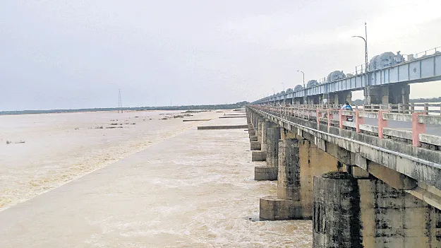స్వల్పంగా పెరిగిన గోదావరి నీటి మట్టం