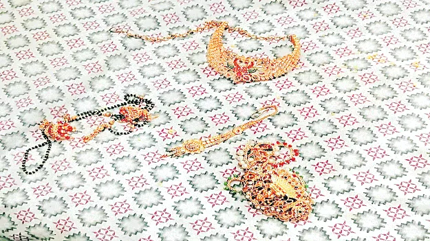 గోల్డ్‌ అంతా దోచేసి.. రోల్డుగోల్డ్‌ వదిలేసి..