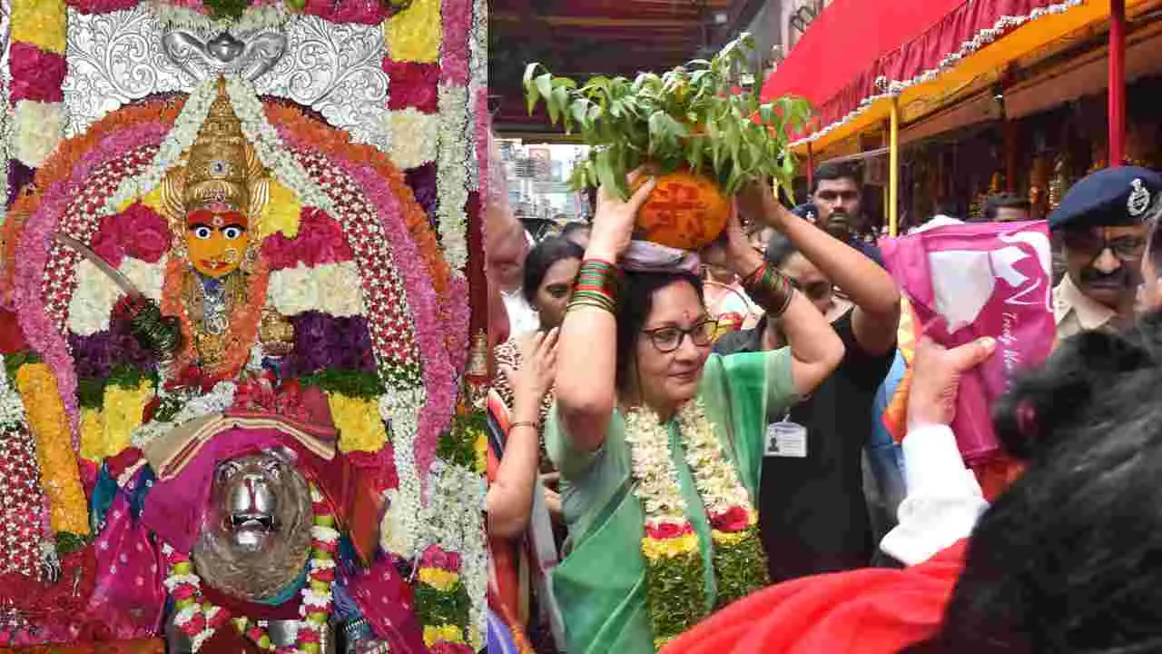 Bonalu Festival 2025: ఉజ్జయినీ మహంకాళి అమ్మవారికి బోనం సమర్పించిన గవర్నర్ దంపతులు