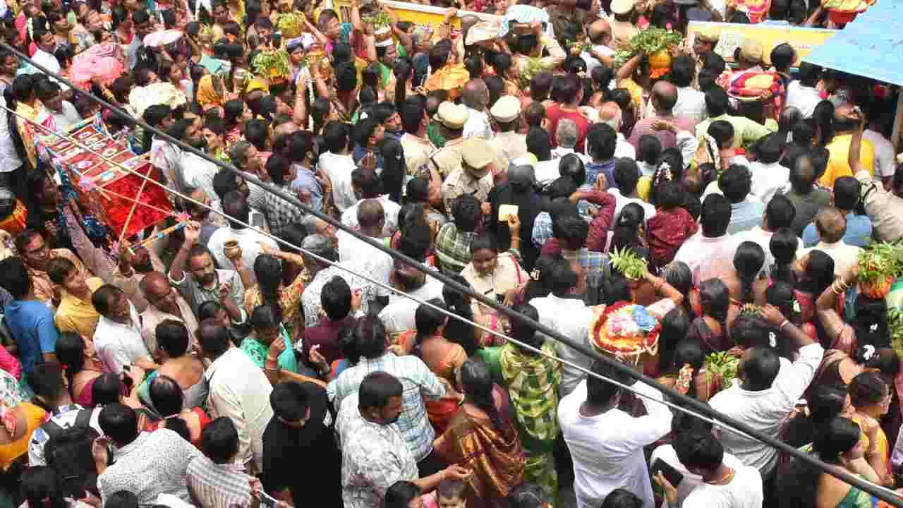Bonalu Festival 2025: ఉజ్జయినీ మహంకాళి అమ్మవారికి బోనం సమర్పించిన గవర్నర్ దంపతులు