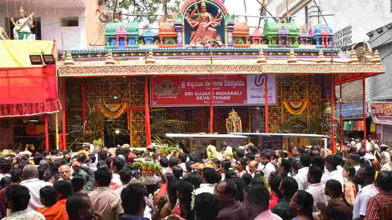 Bonalu Festival 2025: ఉజ్జయినీ మహంకాళి అమ్మవారికి బోనం సమర్పించిన గవర్నర్ దంపతులు