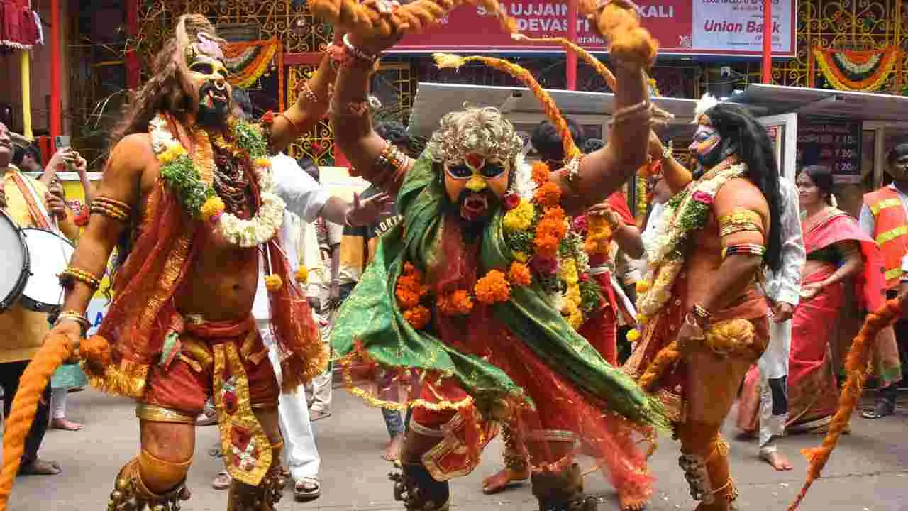 Bonalu Festival 2025: ఉజ్జయినీ మహంకాళి అమ్మవారికి బోనం సమర్పించిన గవర్నర్ దంపతులు