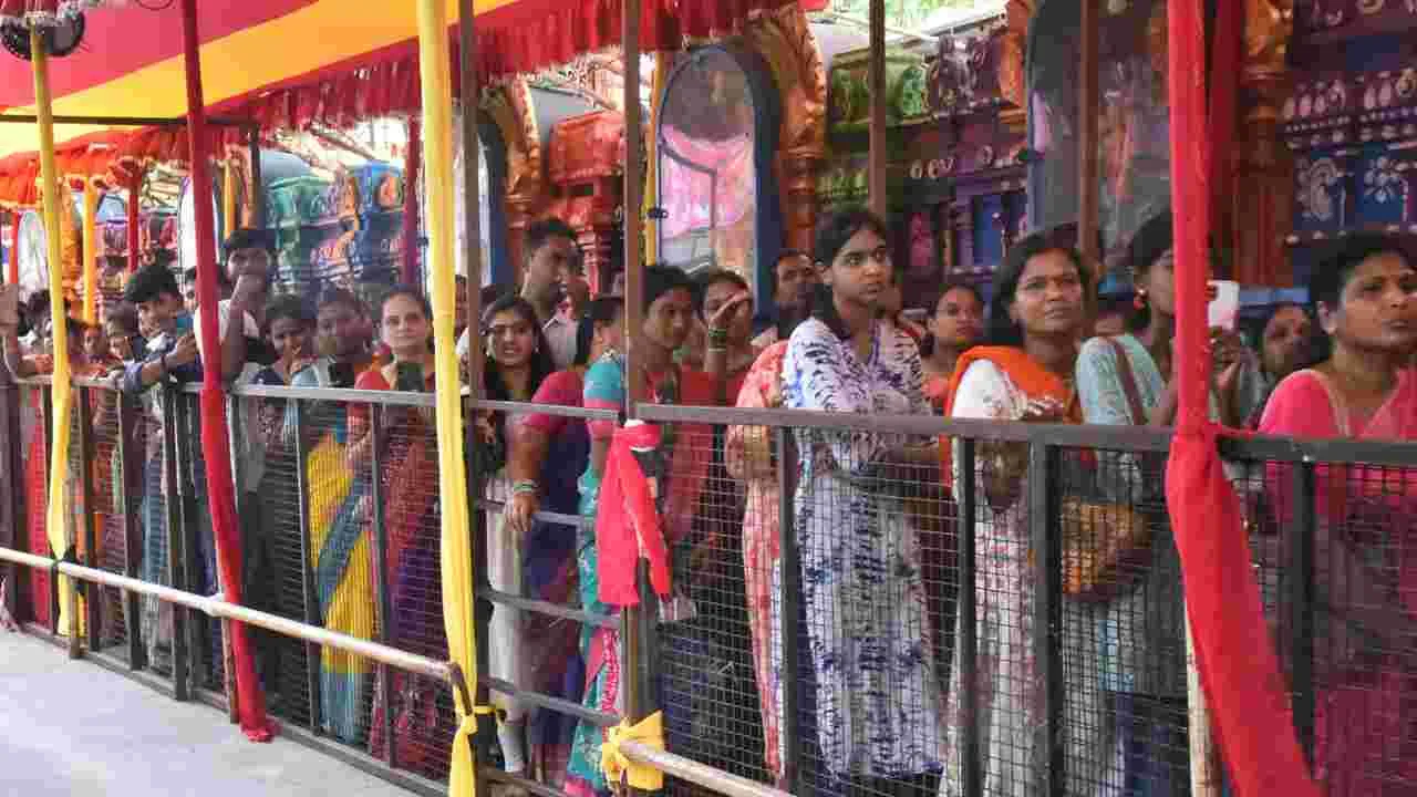 Bonalu Festival 2025: ఉజ్జయినీ మహంకాళి అమ్మవారికి బోనం సమర్పించిన గవర్నర్ దంపతులు