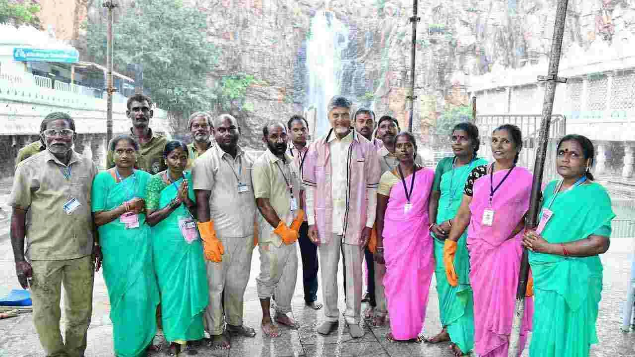 Tirupati: పారిశుద్ధ్య కార్మికుడిగా మారిన సీఎం చంద్రబాబు..