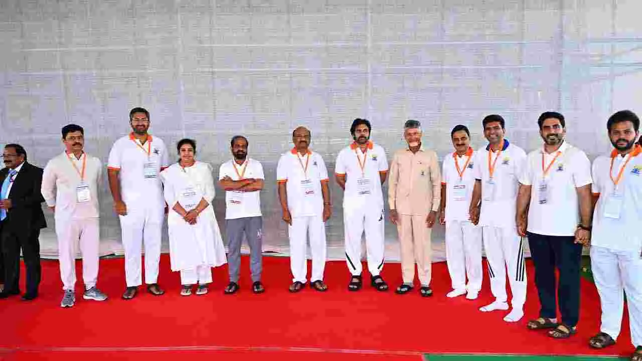 Yogandhra: విశాఖ తీరంలో కన్నులపండువగా సాగిన యోగాంధ్ర ప్రత్యేక ఫొటోల సమాహారం..