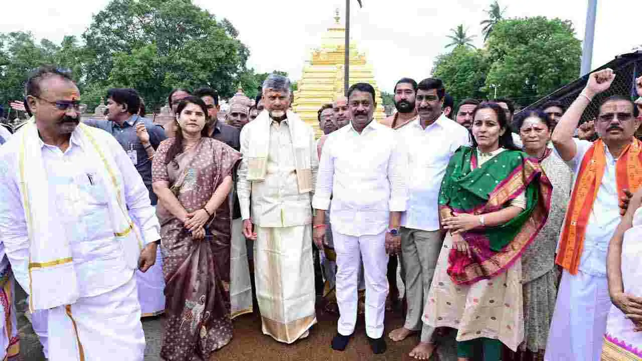 Chandrababu Srisailam: శ్రీశైలంలో సీఎం చంద్రబాబు..  భ్రమరాంబ మల్లికార్జునులకు ప్రత్యేక పూజలు..