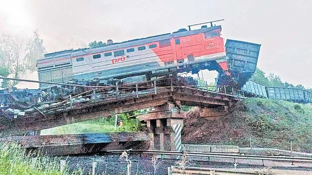 Russia Bridge Collapse: రష్యాలో కూలిన 2 రైలు వంతెనలు