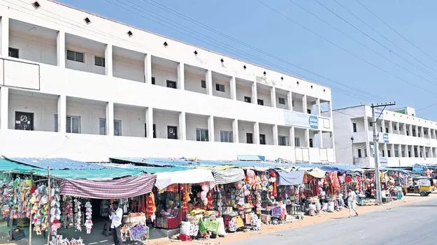 నిరుపయోగంగా అద్దె గదులు!