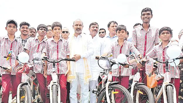 Bandi Sanjay: బీసీ జాబితా నుంచి ముస్లింలను తొలగించాలి