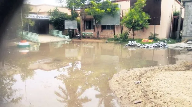 సర్కారు ఆసుపత్రి..సమస్యల లోగిలి