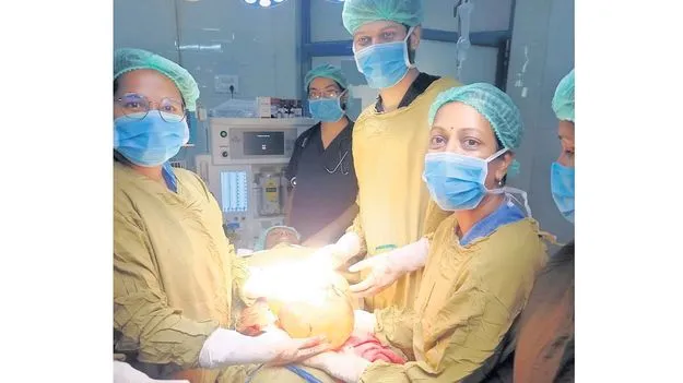 వృద్ధురాలి నుంచి 6 కిలోల కణితి తొలగింపు