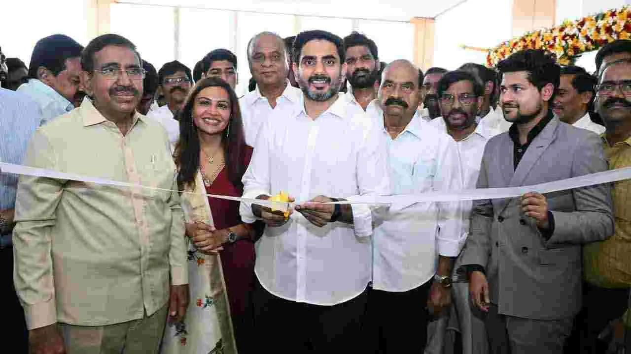 Lokesh Inaugurates VR School: సౌతిండియాలోనే ఇలాంటి స్కూల్ లేదు: లోకేష్