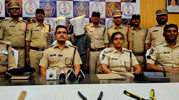 అంతర్రాష్ట్ర రైలు దోపిడీ కేసుల్లో ఇద్దరి అరెస్టు