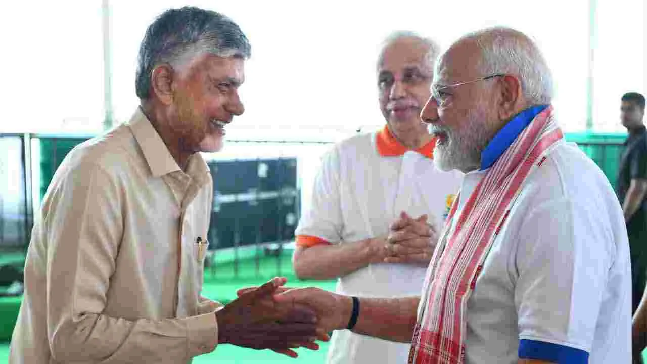 Yogandhra: విశాఖ తీరంలో కన్నులపండువగా సాగిన యోగాంధ్ర ప్రత్యేక ఫొటోల సమాహారం..