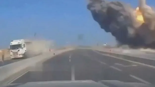 Israel-Iran War: ఇజ్రాయెల్‌పై ఇరాన్ దాడులు.. రోడ్డుపై క్షిపణి విధ్వంసం చూడండి.. వీడియో వైరల్