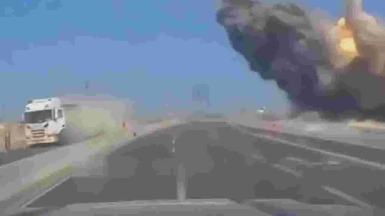 Israel-Iran War: ఇజ్రాయెల్‌పై ఇరాన్ దాడులు.. రోడ్డుపై క్షిపణి విధ్వంసం చూడండి.. వీడియో వైరల్