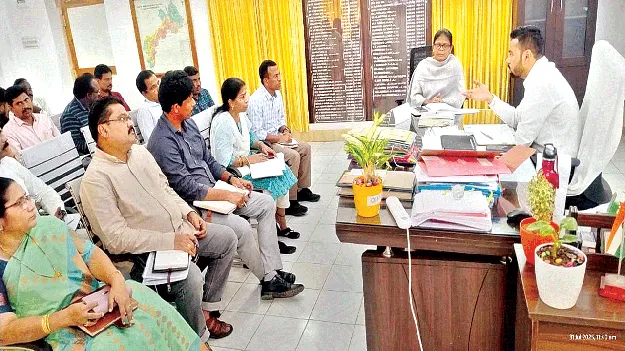 Adivasi Day  ఆదివాసీ దినోత్సవాన్ని ఘనంగా నిర్వహించాలి