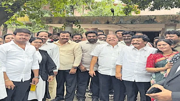 కోర్టులో హాజరైన జనసేన నేతలు 