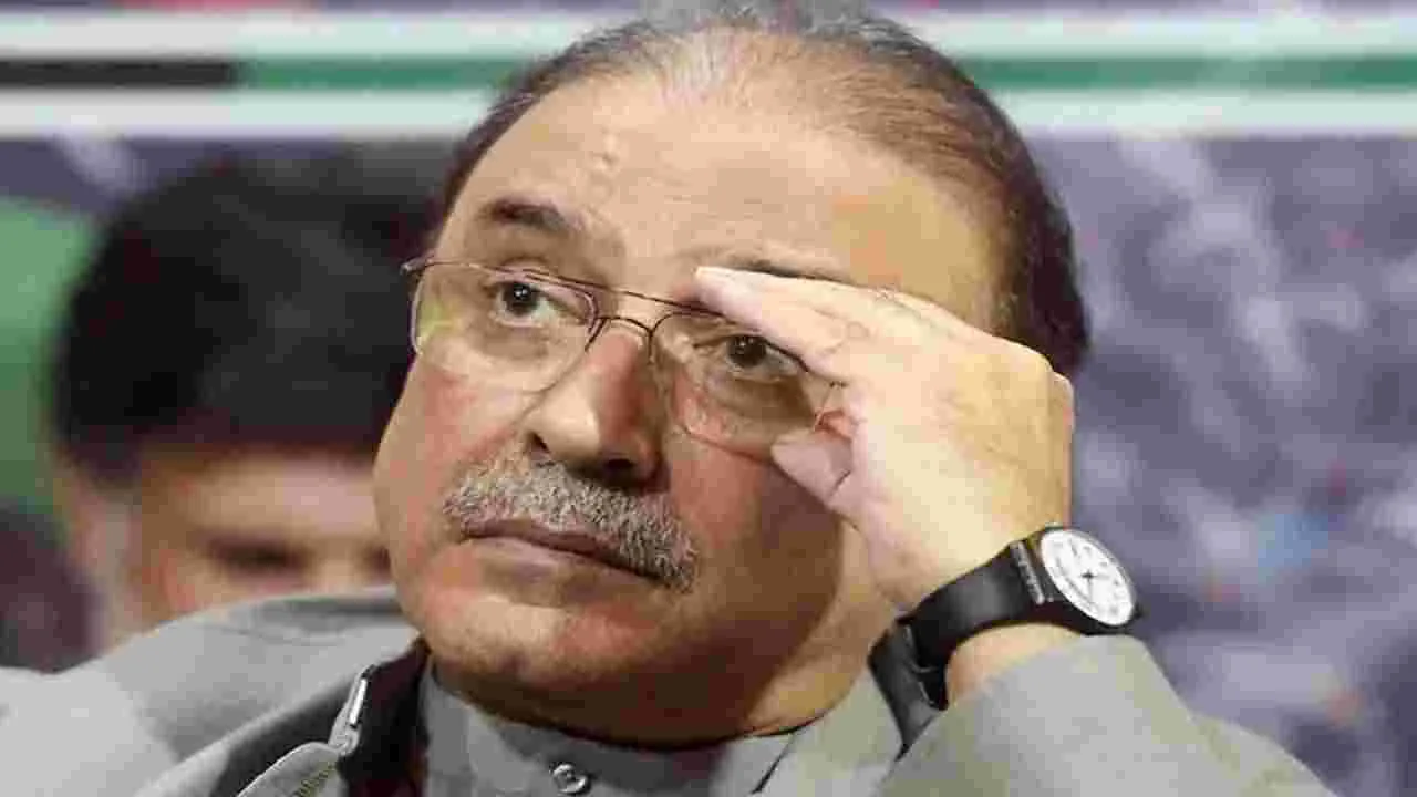 Pakistan: పాక్ అధ్యక్షుడు జర్దారీ ఉద్వాసనకు అవకాశాలు.. సైనిక తిరుగుబాటుపై ఉహాగానాలు