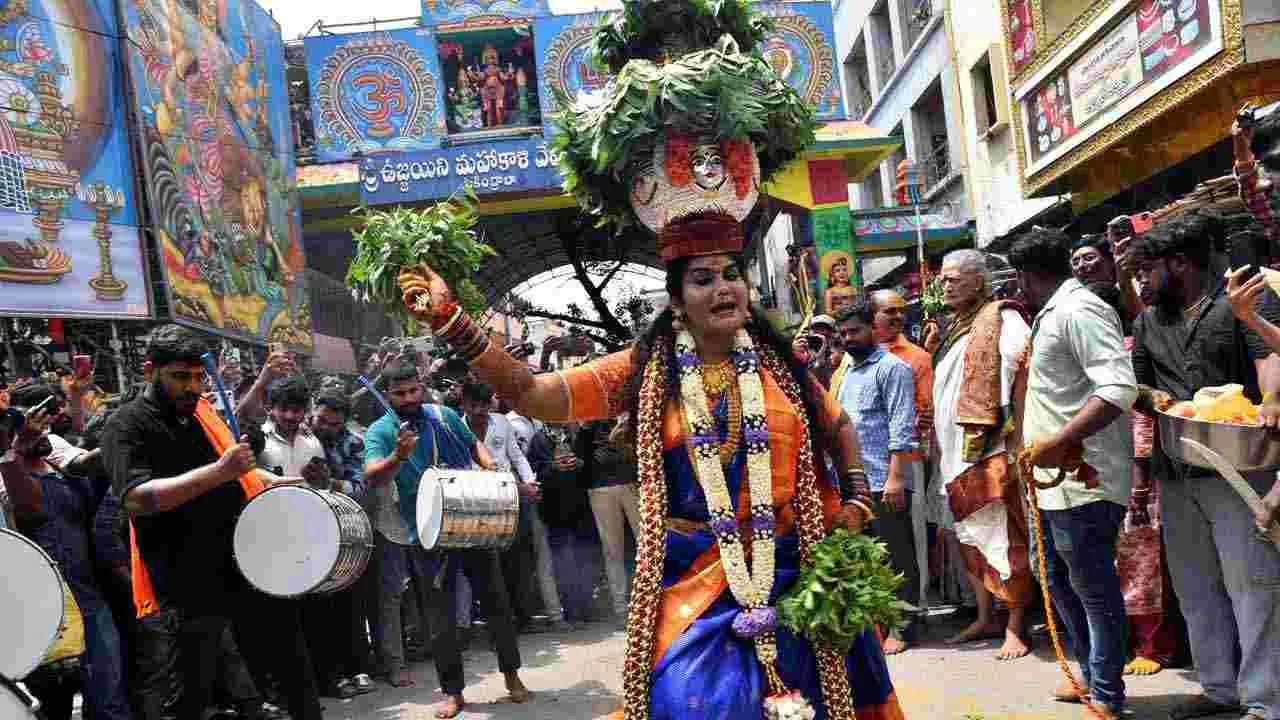 Ujjaini Mahankali Bonalu: శాకాంబరీ అలంకరణలో ఉజ్జయిని మహంకాళి..