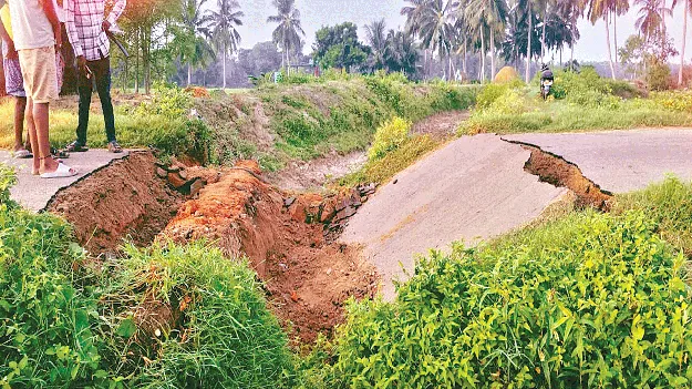Culvert damage: కూలిన కల్వర్టు