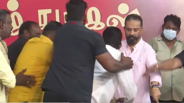 Kamal Haasan: కత్తి బహుకరించిన అభిమాని.. సహనం కోల్పోయిన కమల్