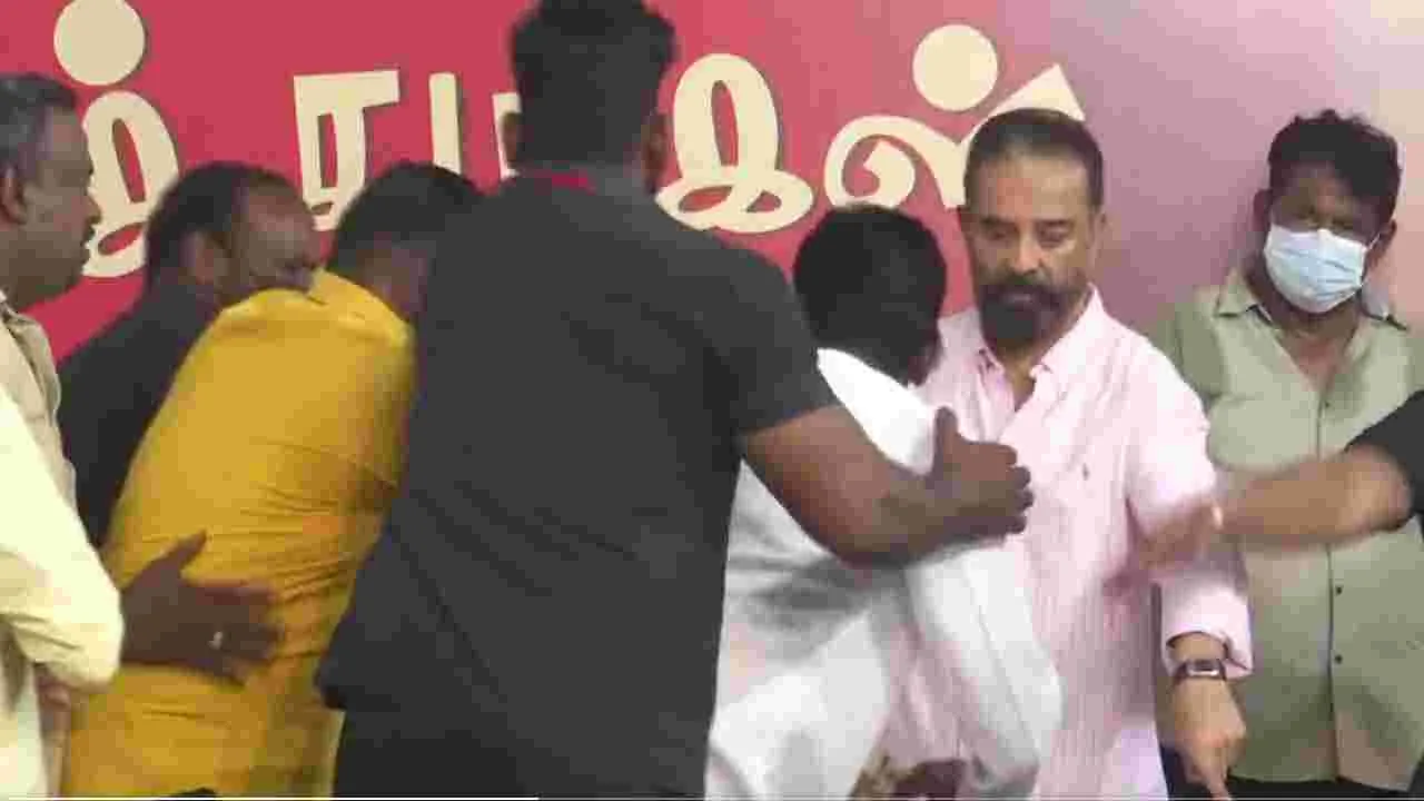 Kamal Haasan: కత్తి బహుకరించిన అభిమాని.. సహనం కోల్పోయిన కమల్