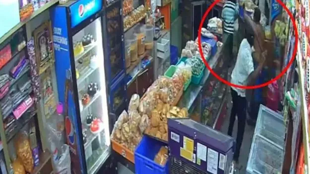 Bakery: బేకరీలో దారుణం.. అందురూ చూస్తుండగానే..