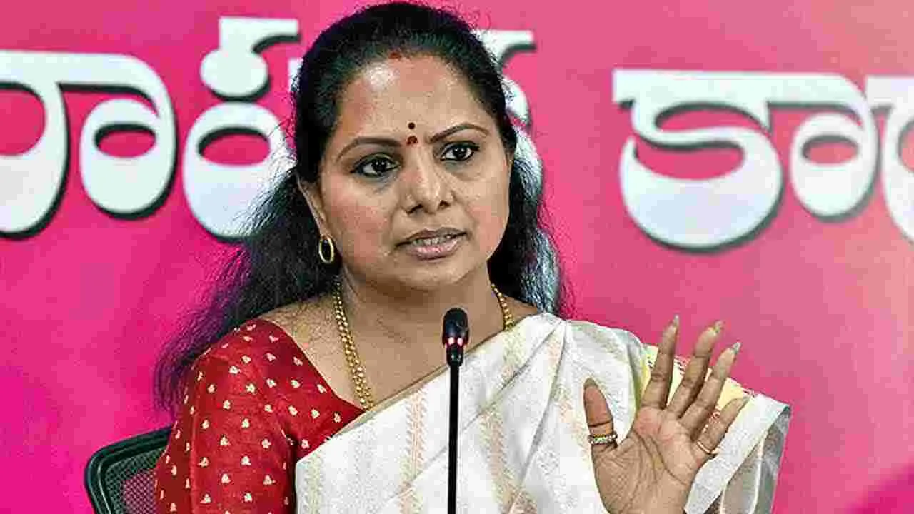 Kavitha Slams Congress Govt: సీఎం రేవంత్  రాష్ట్రంలో ఉండేది తక్కువ.. ఢిల్లీలో ఎక్కువ: కవిత ఫైర్