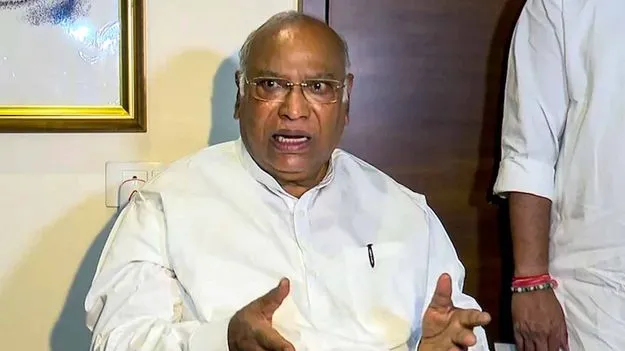 Mallikarjun Kharge: ప్రచారం కాదు, శత్రువుపై దృష్టిపెట్టండి.. మోదీకి ఖర్గే సలహా