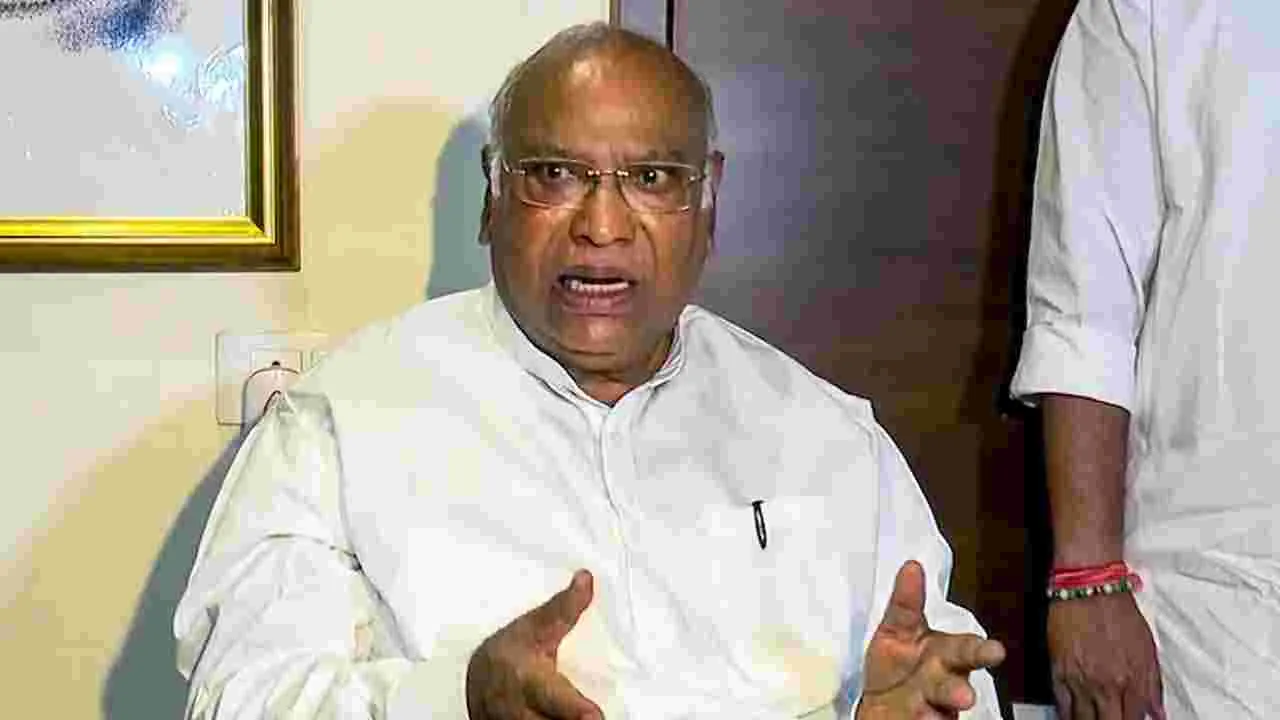 Mallikarjun Kharge: ప్రచారం కాదు, శత్రువుపై దృష్టిపెట్టండి.. మోదీకి ఖర్గే సలహా