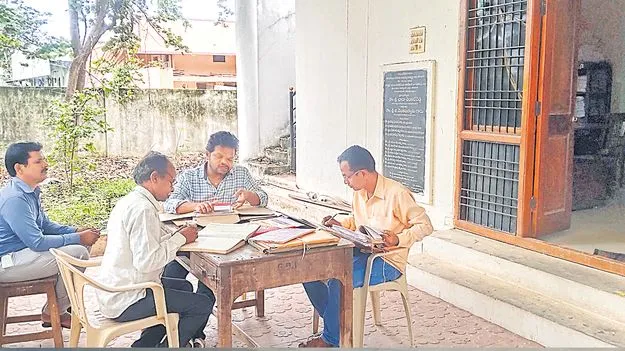 Government Office: బకాయిల దెబ్బకు బయటే డ్యూటీ