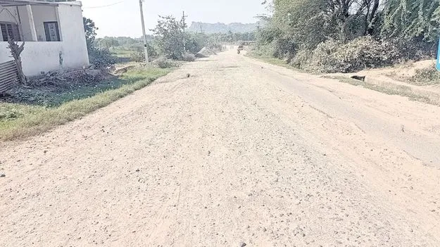  అన్నారంలో అసంపూర్తిగా లో లెవల్‌ బ్రిడ్జి  