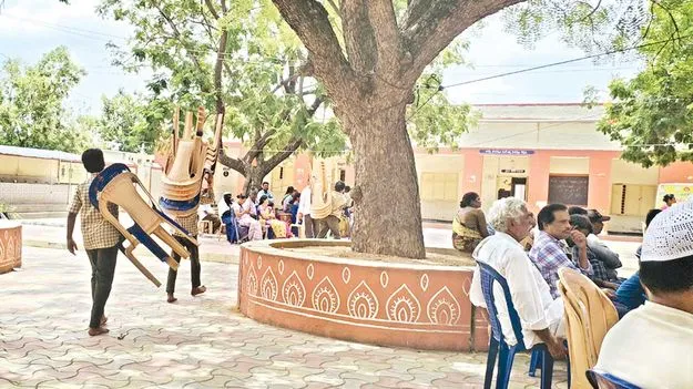 విద్యార్థులే కూలీలు