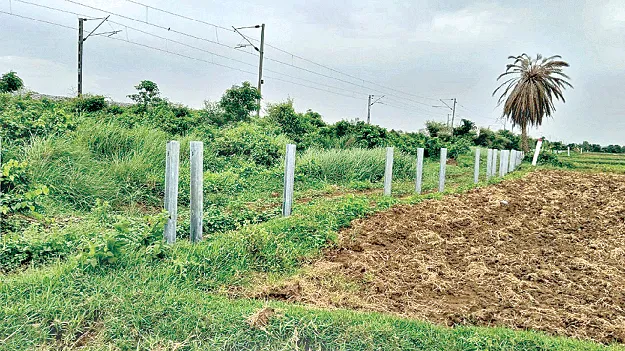 Lands problames: మా భూములకు దారేదీ?