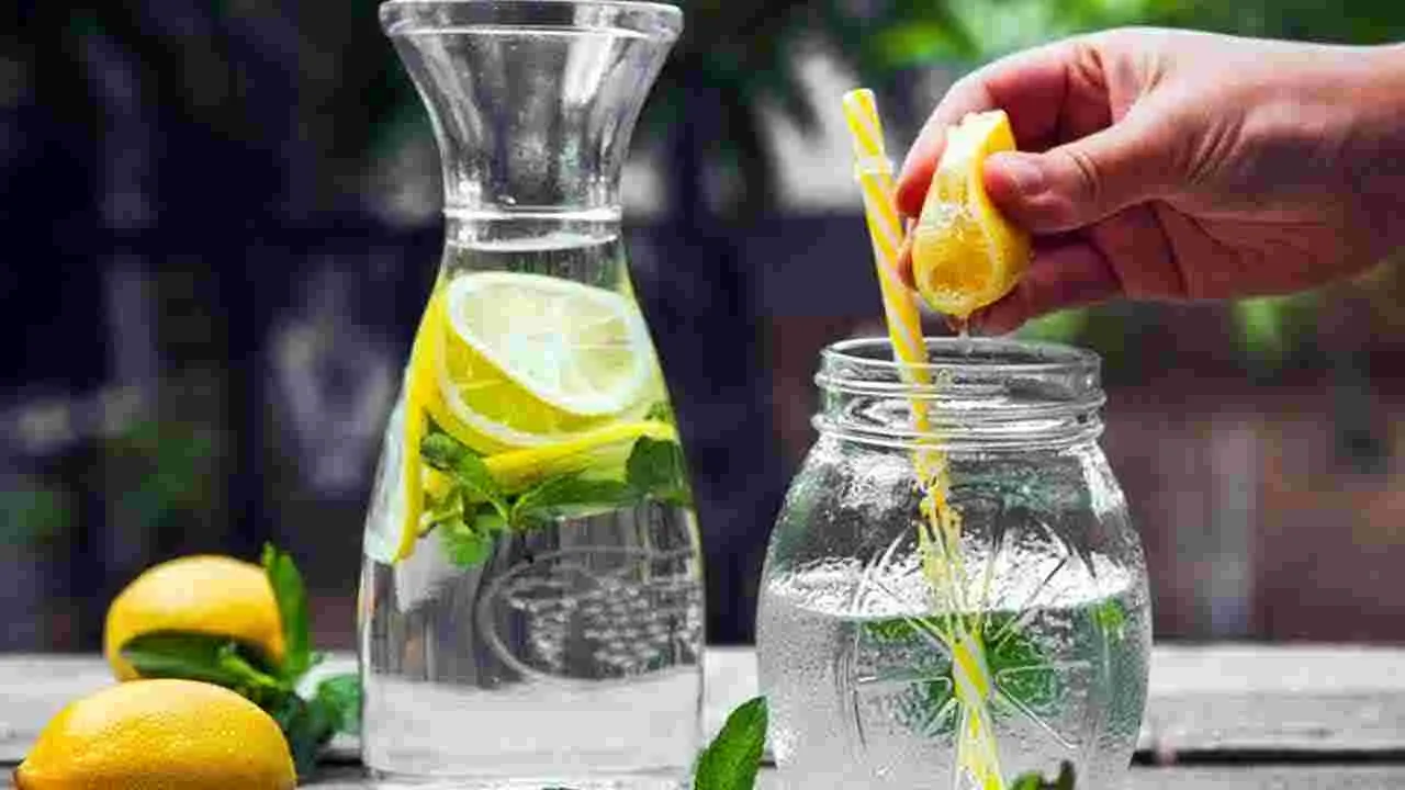 Health Tips: ఉదయాన్నే గోరు వెచ్చని నీటిలో నిమ్మరసం కలిపి తాగితే.. ఏమవుతుందో తెలుసా..