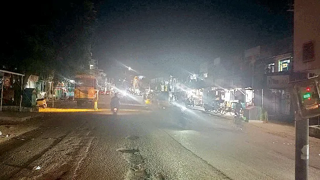 Streetlight failure: ఆరు దాటితే చీకటే!