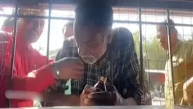 Funny Video: ఇదేం ఆత్రం బాబాయ్.. మద్యం షాప్‌నకు వెళ్లి అతడు చేసిన పని చూస్తే నవ్వకుండా ఉండలేరు..