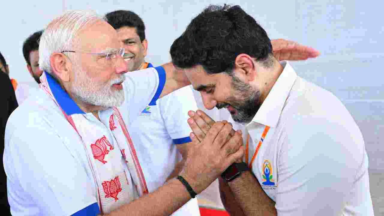 Yogandhra: విశాఖ తీరంలో కన్నులపండువగా సాగిన యోగాంధ్ర ప్రత్యేక ఫొటోల సమాహారం..