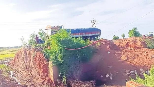 ముందు నుయ్యి.. వెనుక గొయ్యి