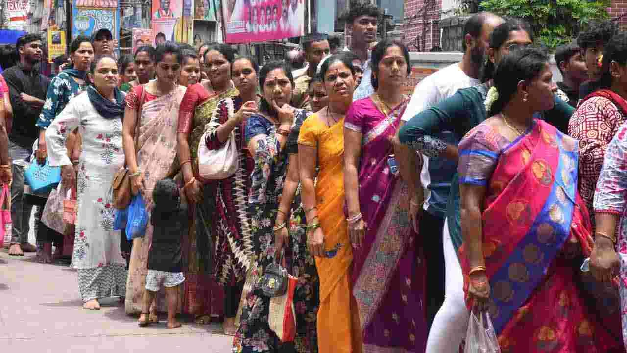Ujjaini Mahakali Temple In Secundrabad: తొలి ఏకాదశి.. ఉజ్జయిని మహాకాళి ఆలయానికి పోటెత్తిన భక్తులు