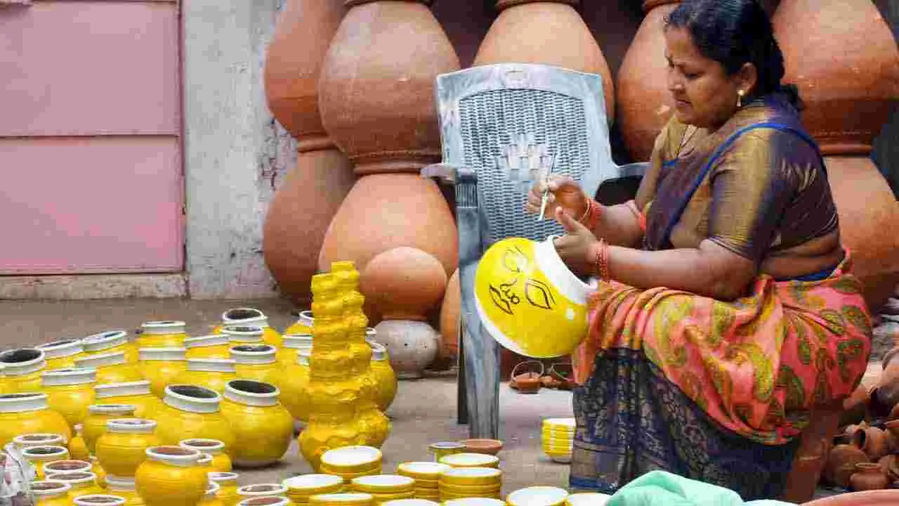 Secunderabad Bonalu: మోండా మార్కెట్లో రంగురంగుల బోనాలు..