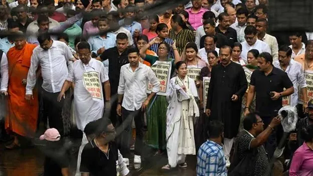 Mamata Banerjee: బెంగాలీల పట్ల బీజేపీ వైఖరికి సిగ్గుపడుతున్నా.. నిరసన ర్యాలీలో సీఎం