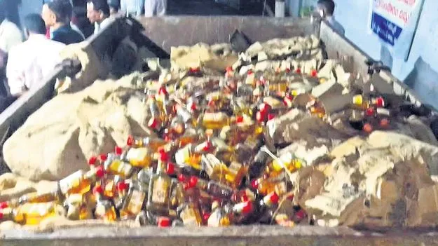 యథేచ్ఛగా నకిలీ మద్యం దందా 