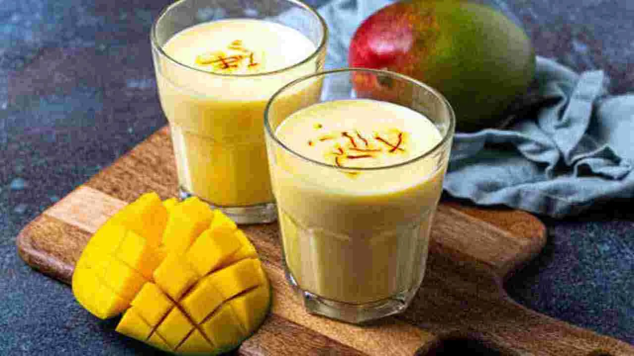 Health Tips: మామిడి పండు జ్యూస్‌లో పాలు కలిపి తాగుతున్నారా.. అయితే ఈ నిజాలు తెలిస్తే షాక్ అవుతారు..