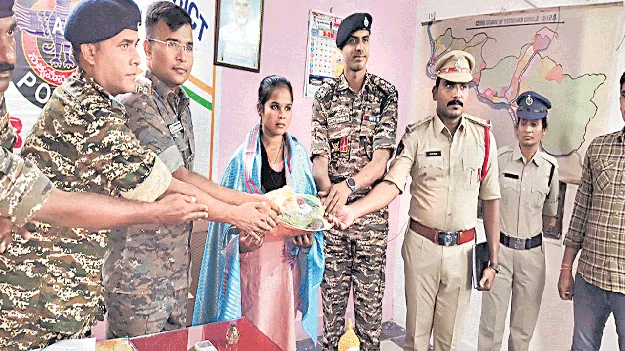 మావోయిస్టు దళ సభ్యురాలు లొంగుబాటు