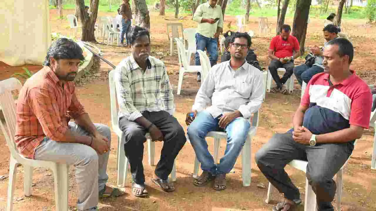 Cigachi Explosion: చివరి చూపైనా దక్కుతుందనే ఆశతో.. సిగాచీ ముందు పడిగాపులు..!